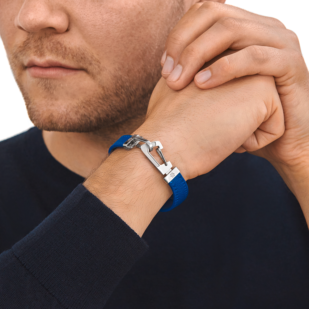 Bracelet in blue leather with carabiner closure in stainless steel, image 5